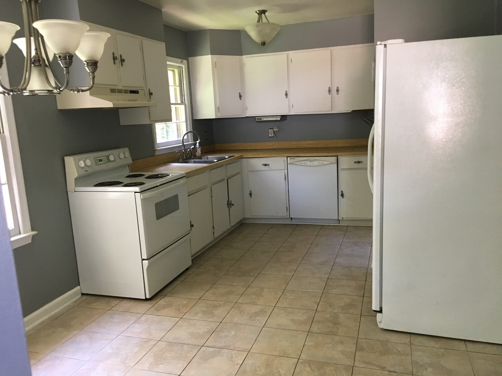 Kitchen (new flooring not pictured) - 107 Rockbridge Rd