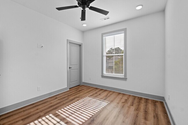 Building Photo - Duncan St Duplex