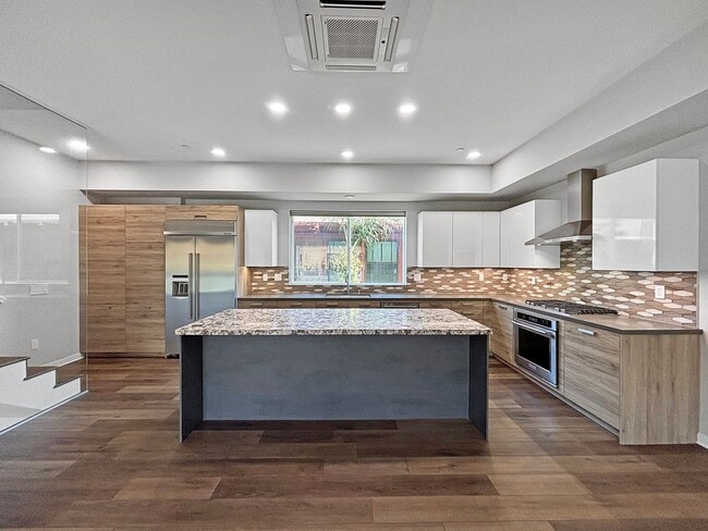 Primary Photo - Beautiful & Spacious 3BD/4BA Home in Banke...