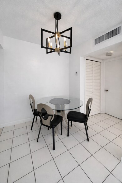 Building Photo - 623 NE 2nd St