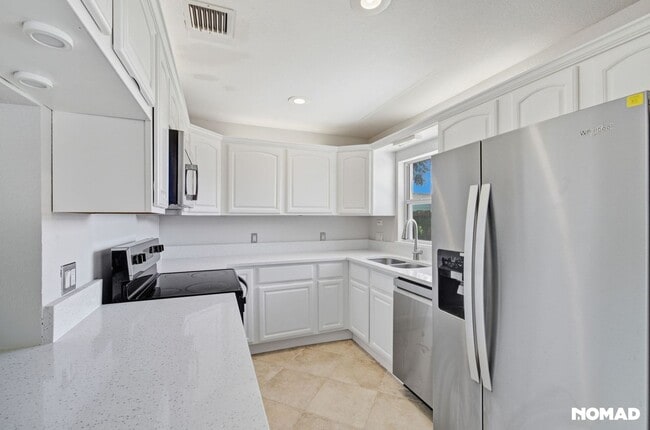 Building Photo - Updated, Large yard, quiet neighborhood, and convenient location