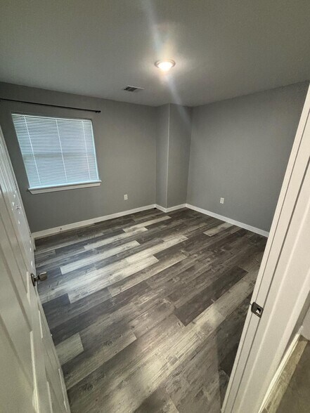 Building Photo - 8220 Crestview Dr