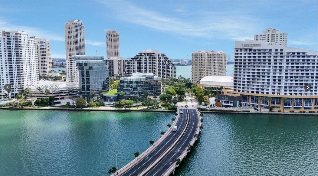 Building Photo - 905 Brickell Bay Dr