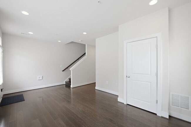 Building Photo - 2413 Glenallan Ave