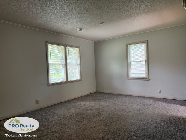 Building Photo - 2 Bedroom Home with a Large Fenced in Yard