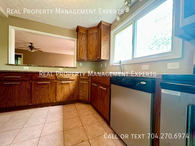 Building Photo - 1105 Balthis Dr