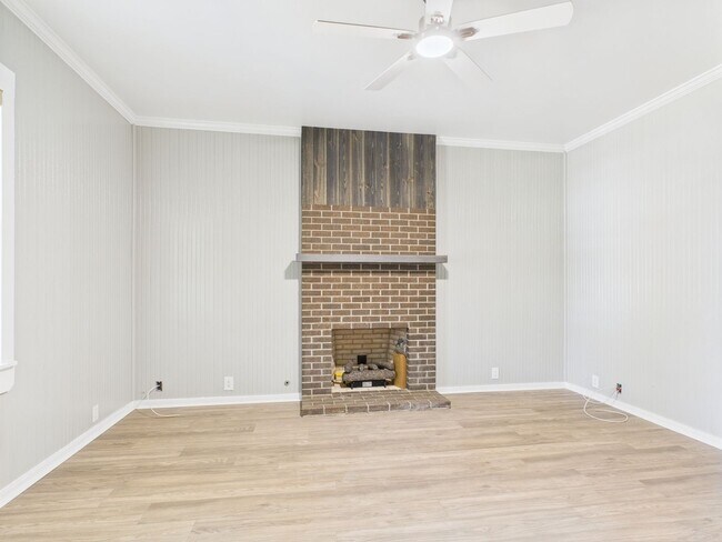 Building Photo - 112 W Hackberry St