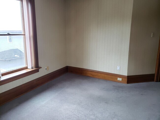 Building Photo - 415 Division St