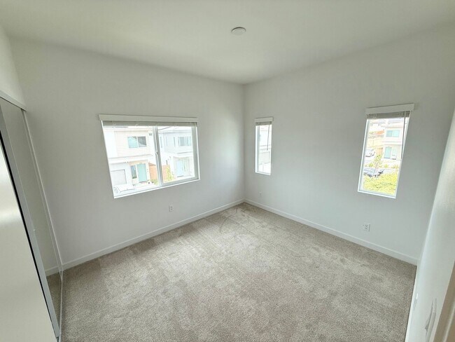 Building Photo - 2201-2217 Bonita Ct