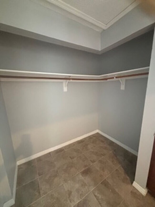 Building Photo - Large  3 bedroom, 2 bath pool home.