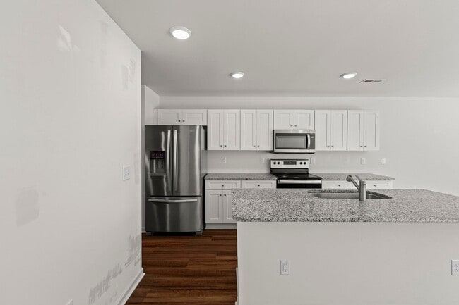 Building Photo - Welcome to your new home in the heart of L...