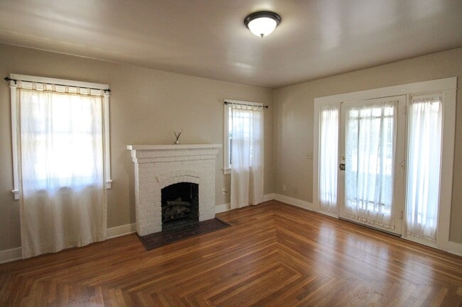 Building Photo - 2 Bedroom Bungalow Downtown SLO with Garage