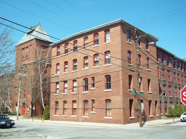 Building Photo - 470 Silver St