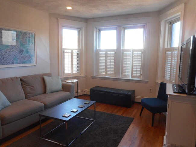 Building Photo - 451 Park Dr