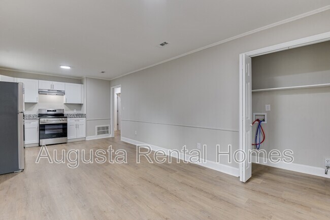 Building Photo - 3416 Kensington Dr N