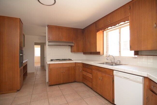 Building Photo - 6 Bedroom 3 Bath Home! Walking distance to University!