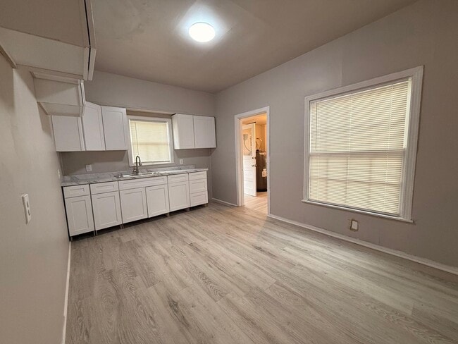 Building Photo - 603 College St