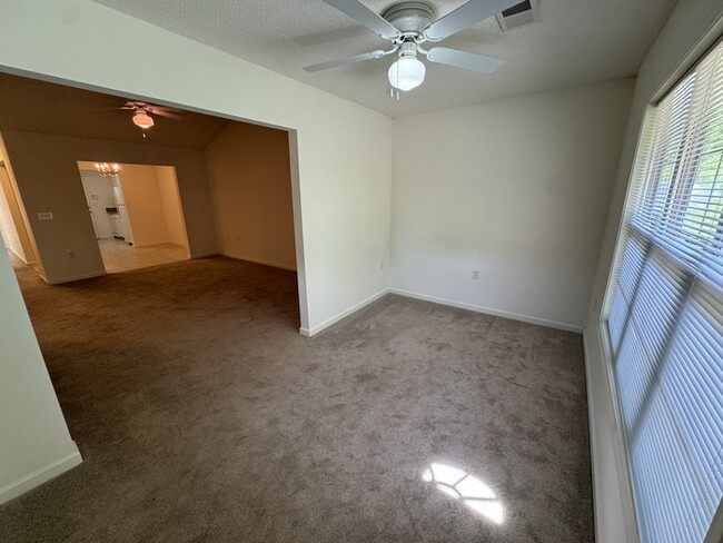 Building Photo - Move In READY! 2 bed 2 Bath with Garage! C...