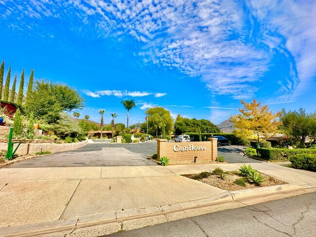 Building Photo - Beautifully Appointed & Fully Furnished, S...