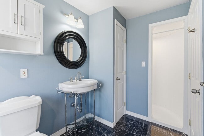 Building Photo - Charming 3 Bedroom/4 Bathroom Detached Home Located In The South Side Flats.  Available Immediately.