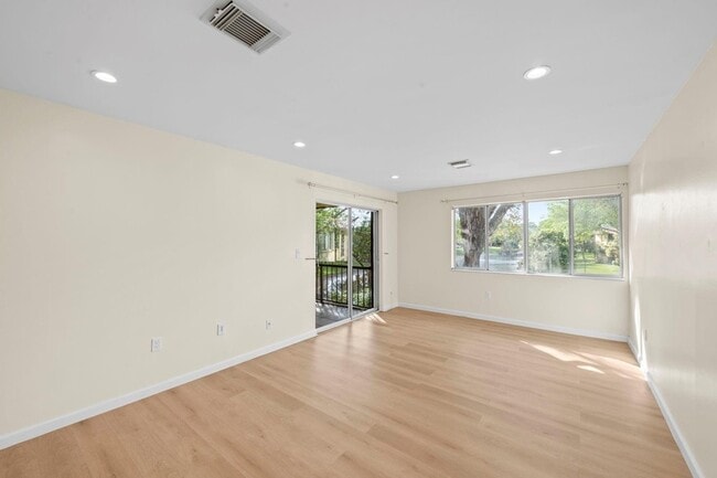 Building Photo - 830 SW 9th St Cir