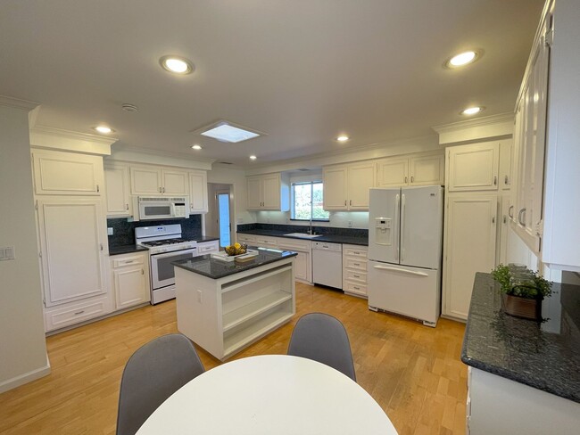 Building Photo - Beautiful Ranch Style House in Rancho Bernardo