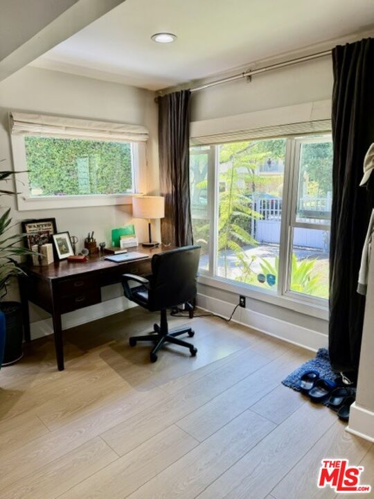 Building Photo - 1202 N Poinsettia Pl