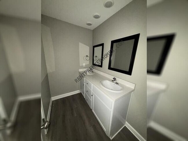 Building Photo - 10 Jennifer Cove