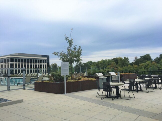 Building Photo - Gorgeous 2 Bedroom Condo in Oxon Hill!