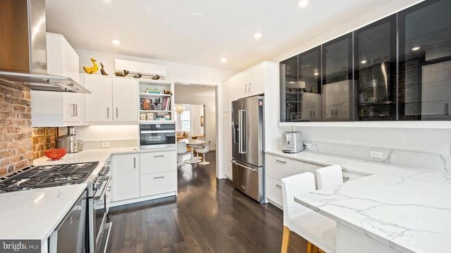 Building Photo - 28 Bank St