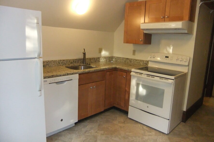 Building Photo - 61 Judkins St