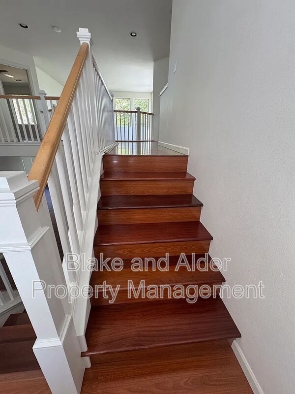 Building Photo - 1079 NE Creeksedge Dr