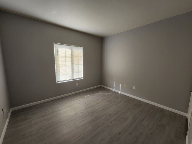 Building Photo - Beautifully Updated 2nd Floor-Condo 2BED/2...