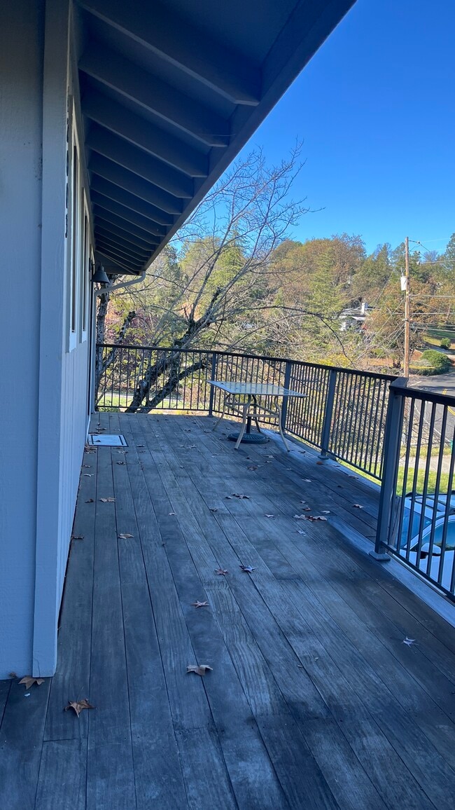 Building Photo - 12003 Lakeshore S