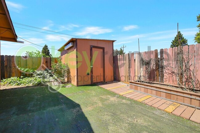 Building Photo - 7137 Reyn Oaks Way