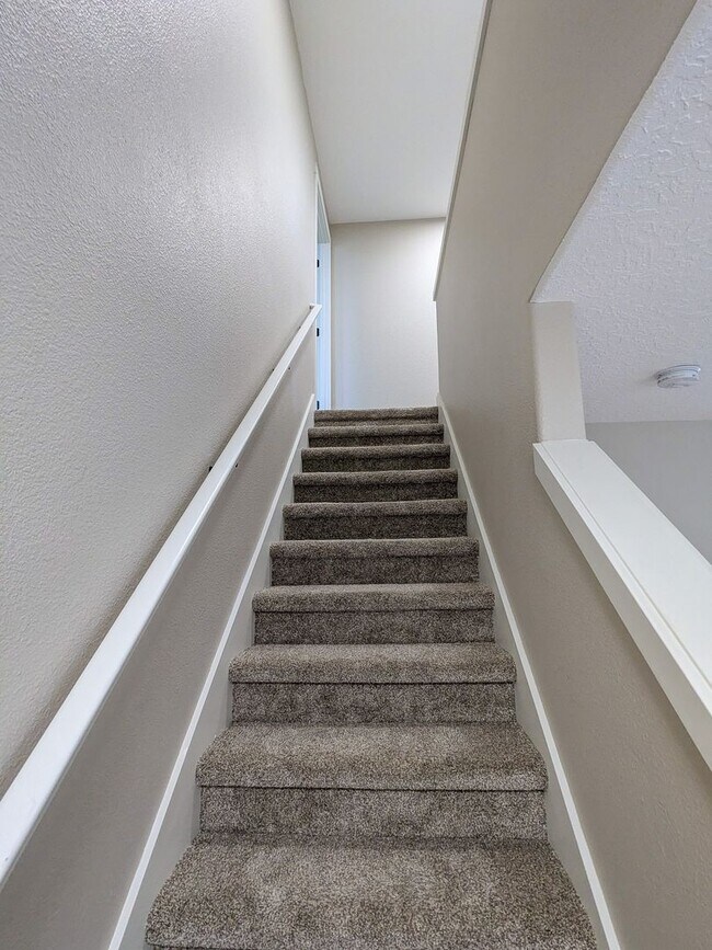 Building Photo - 1497 Golden Ln N