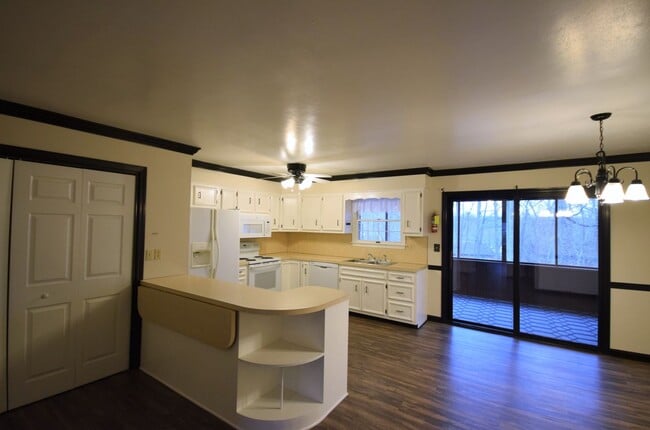 Building Photo - Brick Townhome in Park Forest!