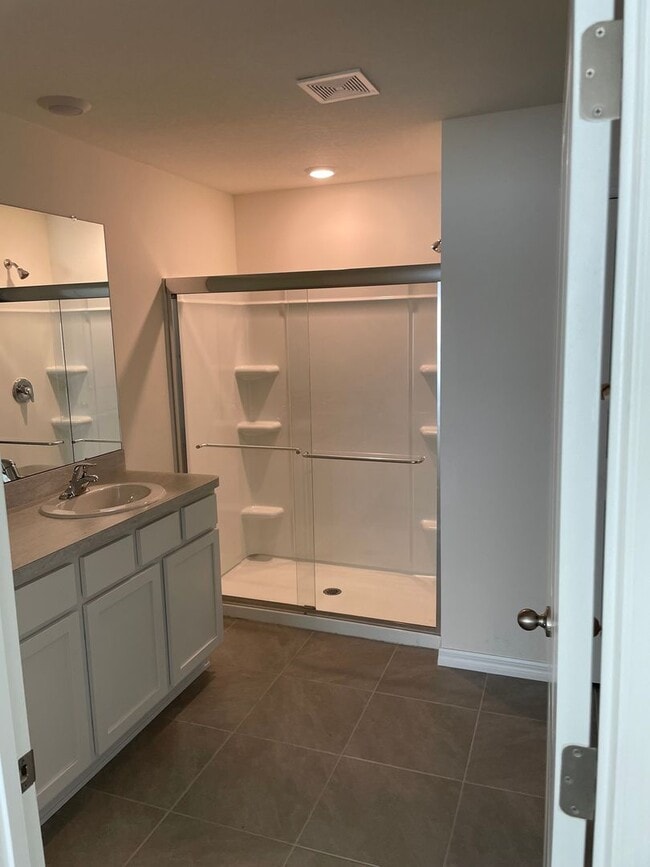 Building Photo - Gorgeous 4 bedroom 2 bathroom home