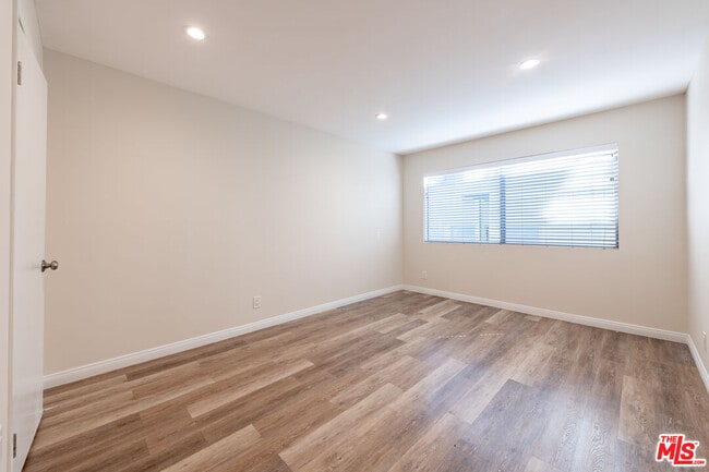 Building Photo - 532 N Rossmore Ave