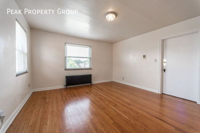 Building Photo - 2361 Ravine St