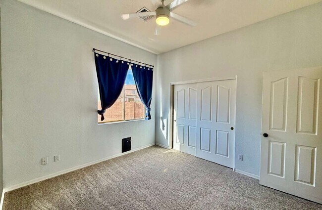 Building Photo - 5916 W Fetlock Trail