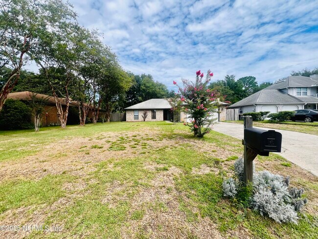 Building Photo - 8456 Bandera Cir W