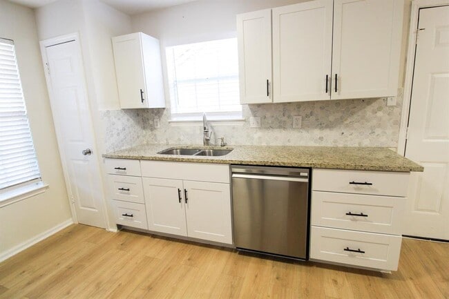 Building Photo - 6907 Stonleigh Pl