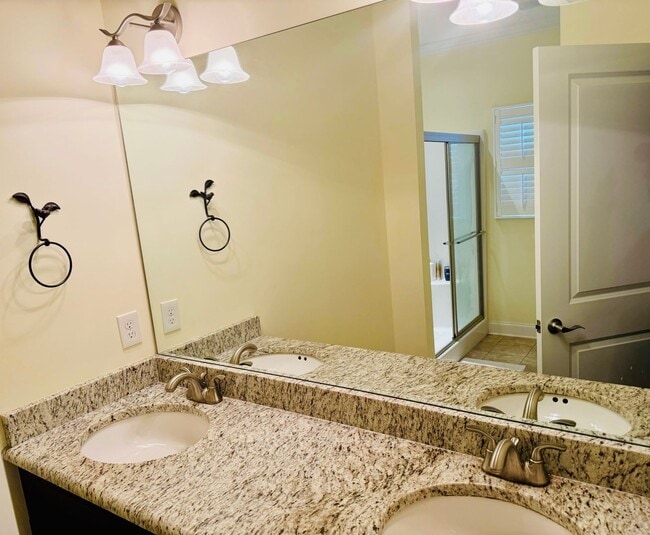 Building Photo - Sun-Drenched Corner Lot Condo – 2 Bedrooms + Office Near Middlebrook Pike