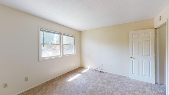 Building Photo - Close to Grandview College A