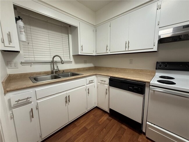 Building Photo - 902 Darling Ave