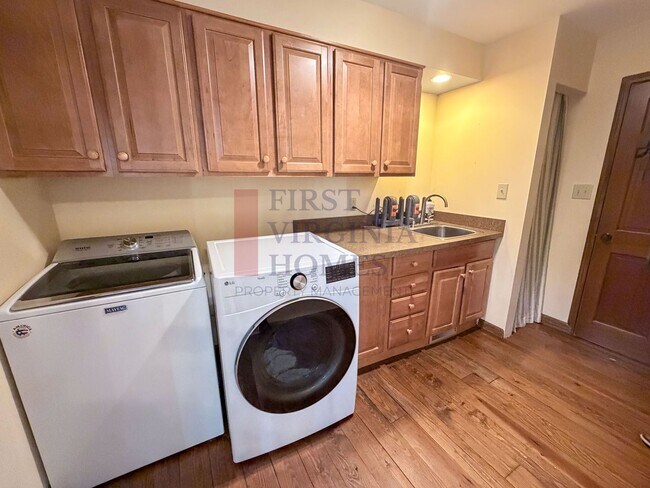 Building Photo - Furnished 4Bedroom/3.5 Bath Home in Ivy