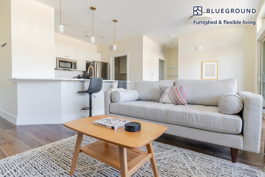 Building Photo - 1501 W Howard Ln