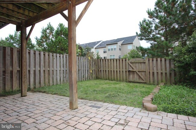 Building Photo - 325 Hersden Ln