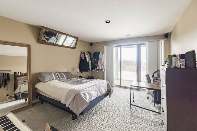 Building Photo - Gorgeous 3 Bedrooms 2 Bath Condo Lake View...